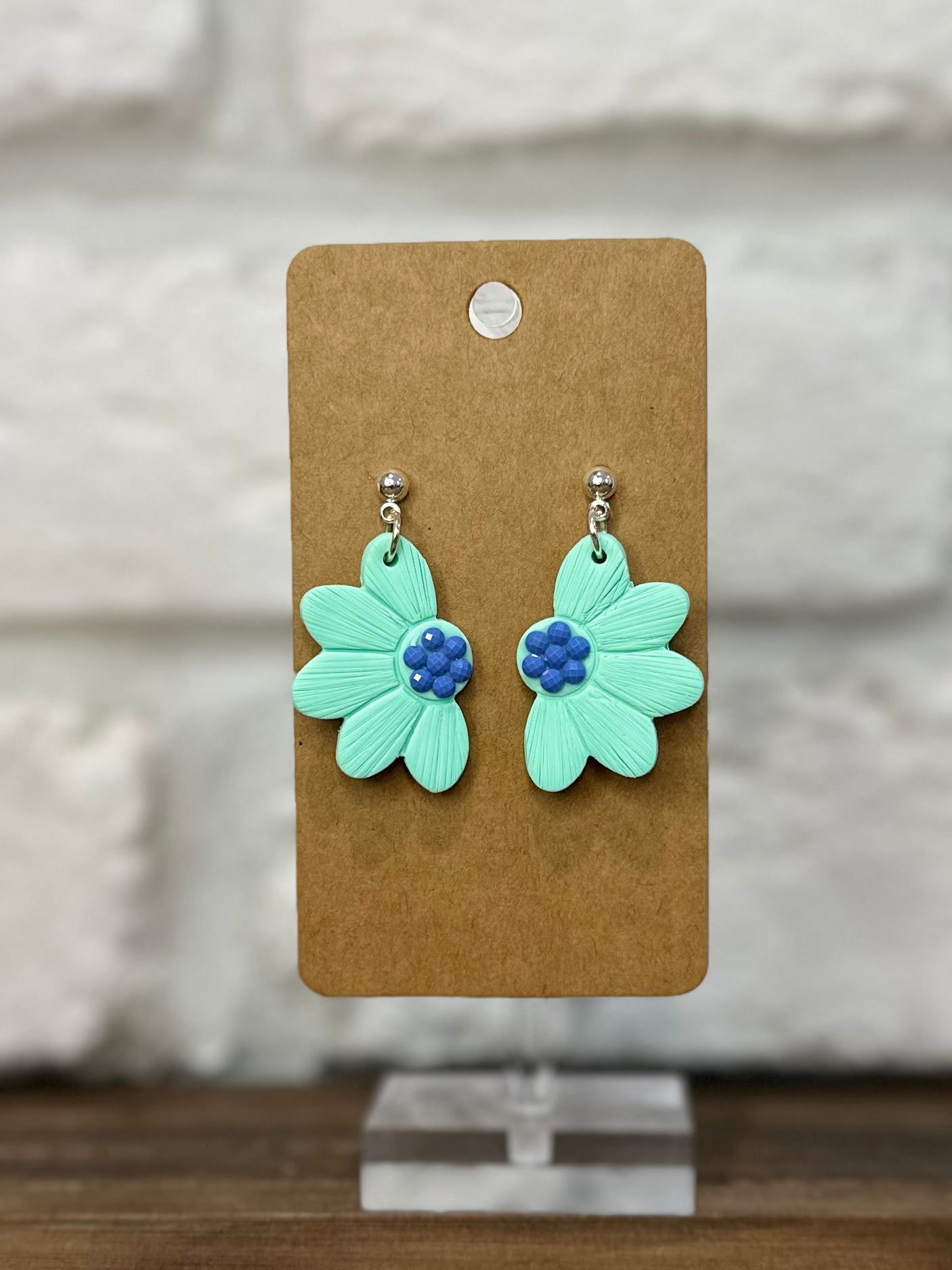 Mint daisy periwinkle center