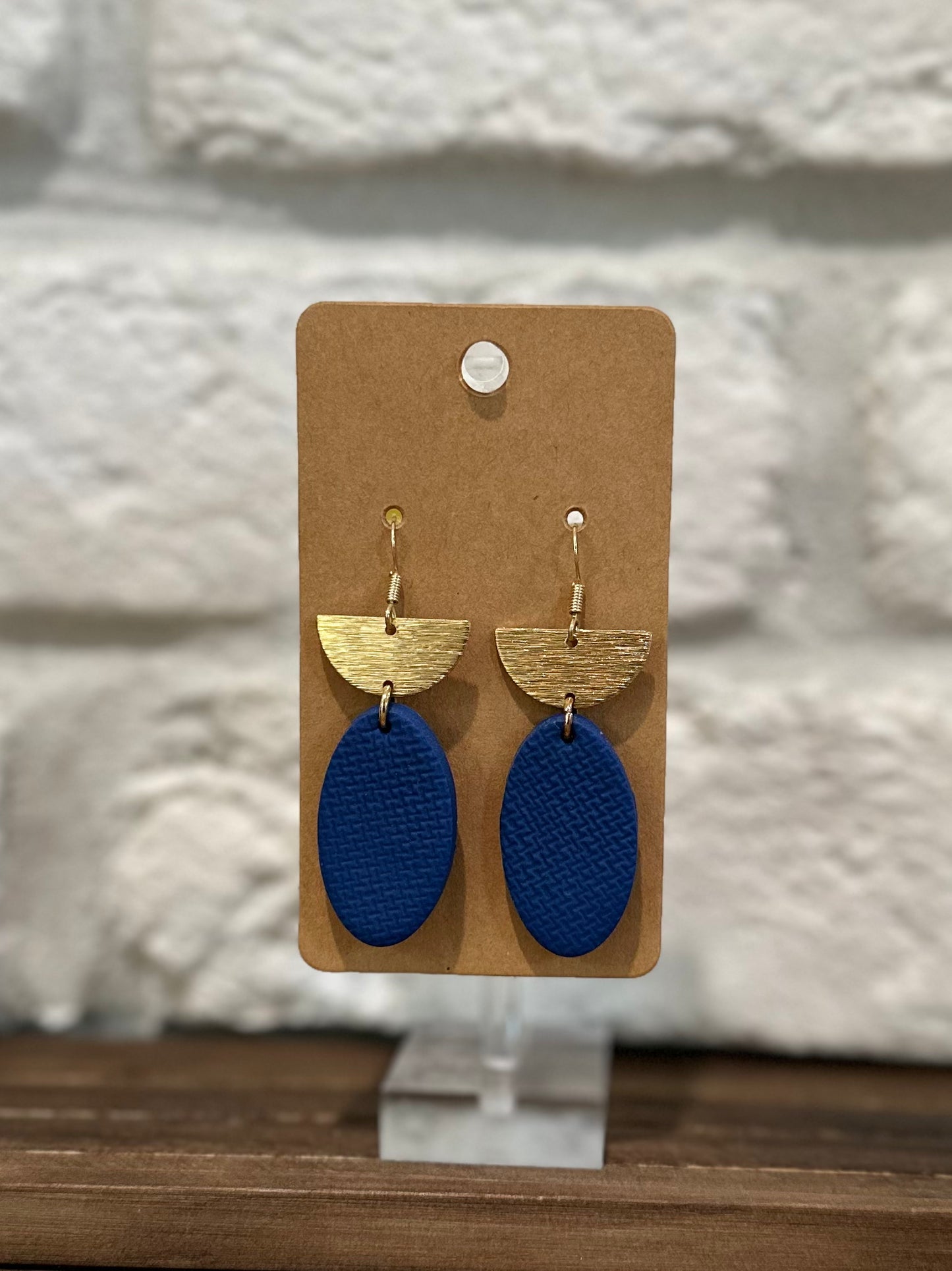 Texture Navy oval w/ gold half circle
