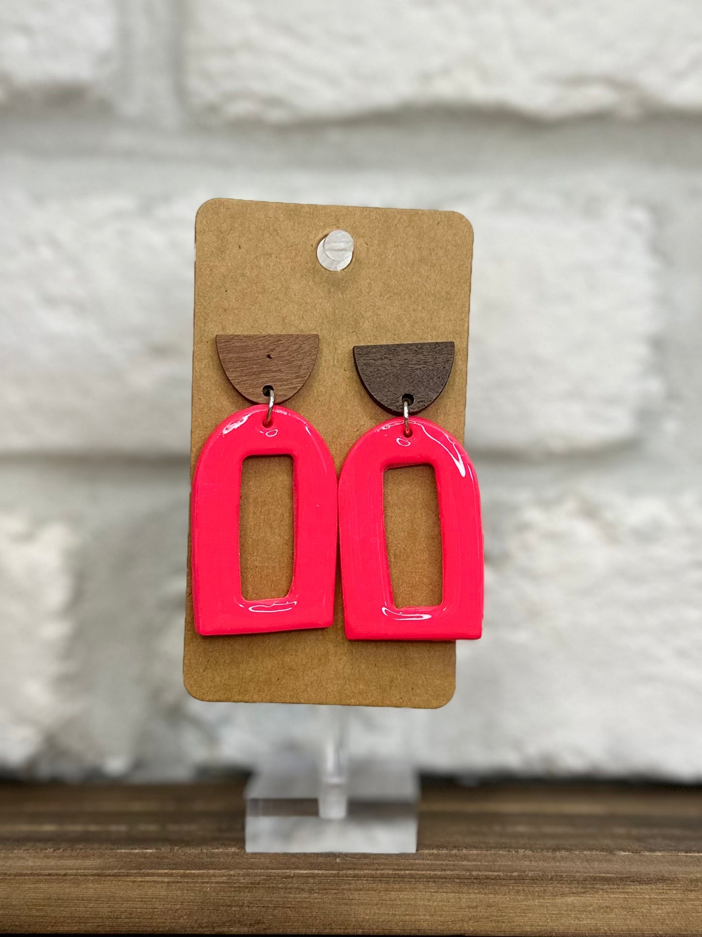 Hot pink arch w/ wood