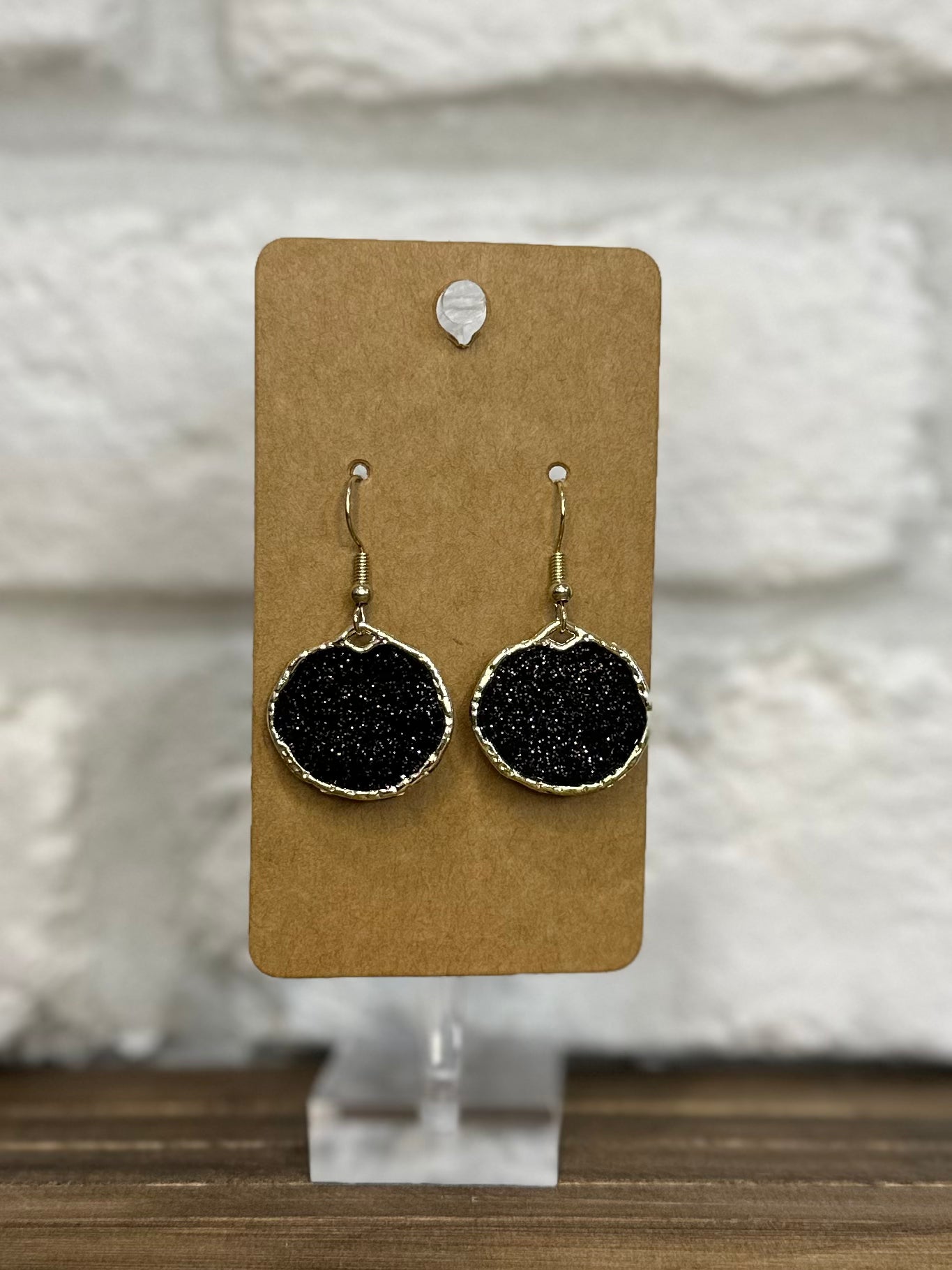 Black and gold sparkles cirlce