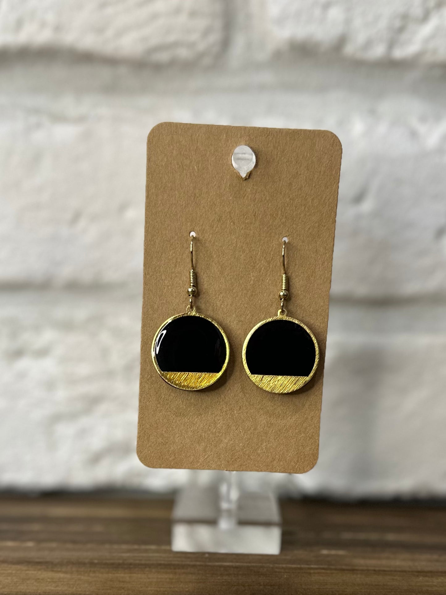 Black w/ gold circle