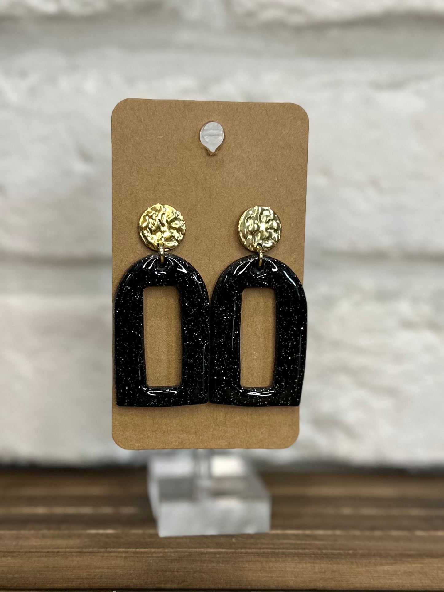 Black and gold sparkles arch w/ gold