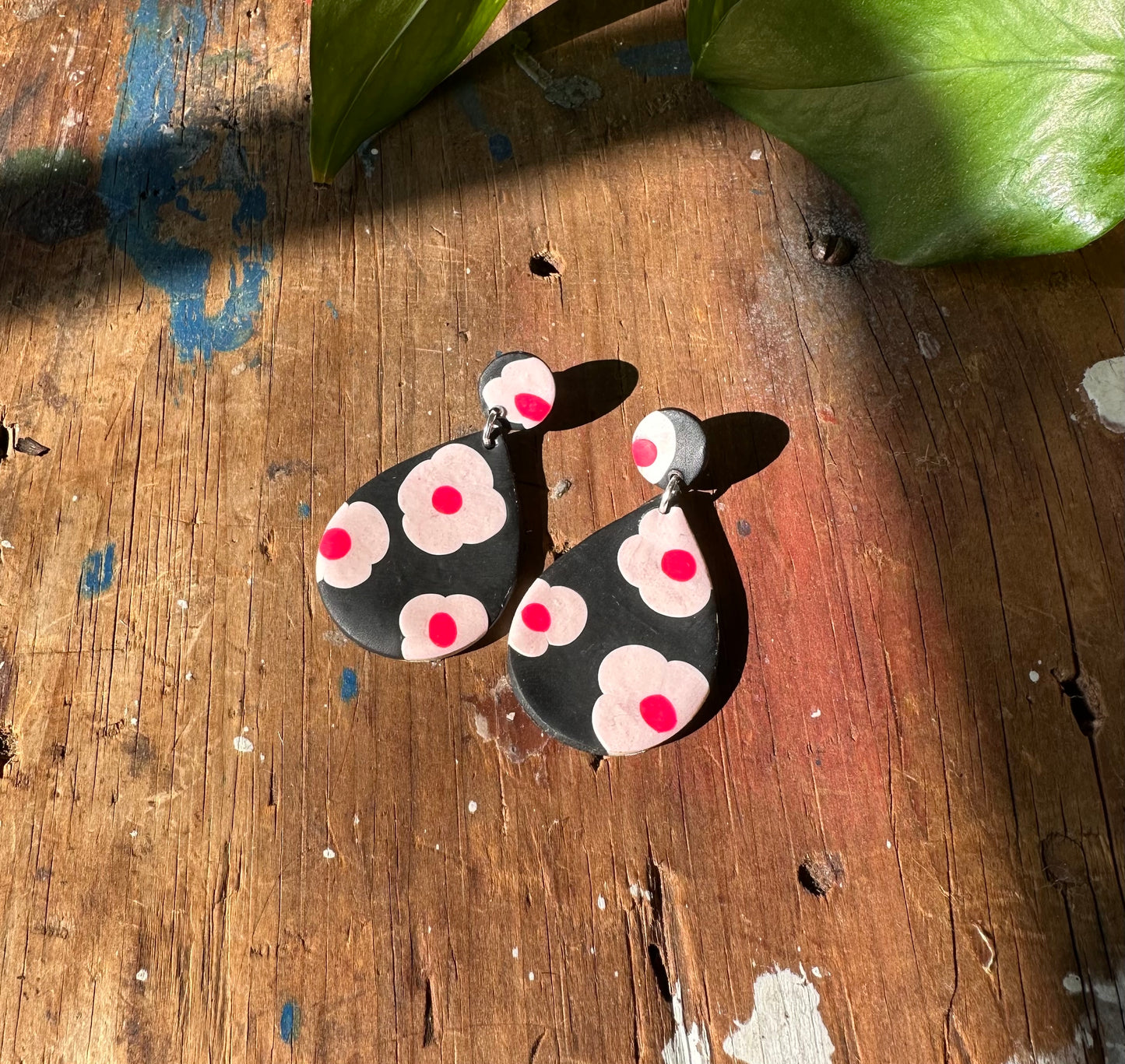 Black and pink daisy teardrop