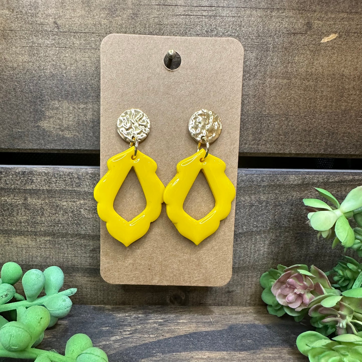 Yellow flourish frame with good stud